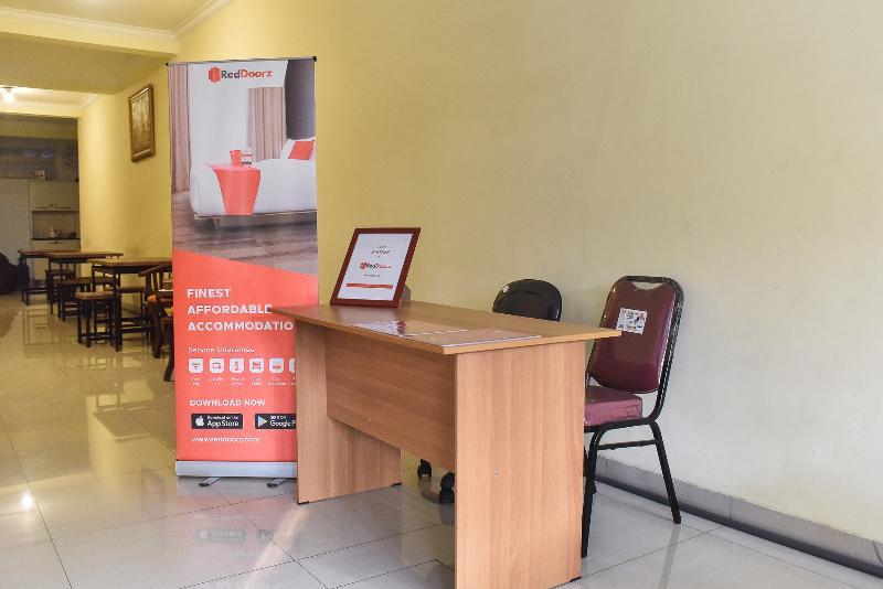 Reddoorz Near Surabaya Town Square Hotel Exterior photo