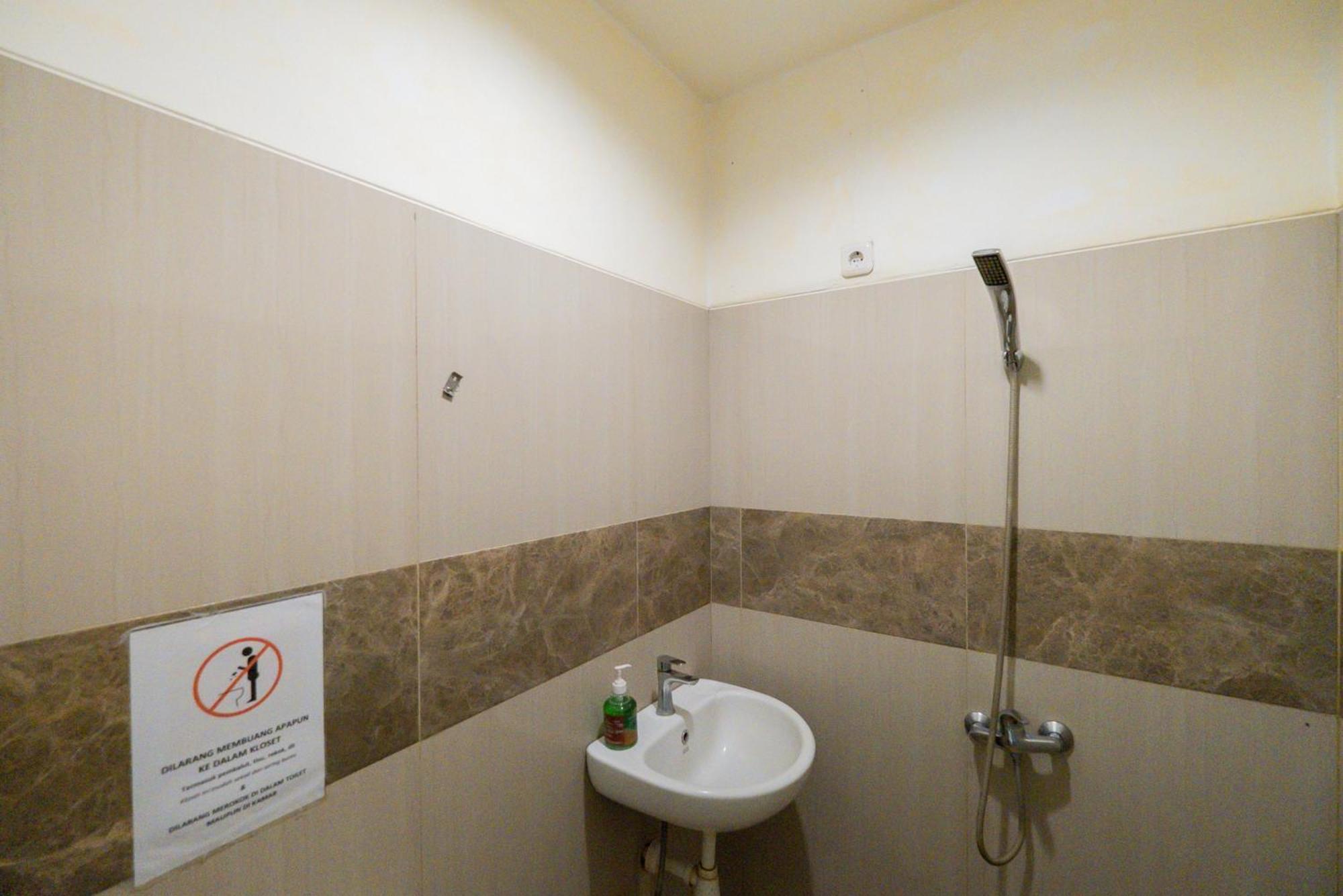 Reddoorz Near Surabaya Town Square Hotel Exterior photo