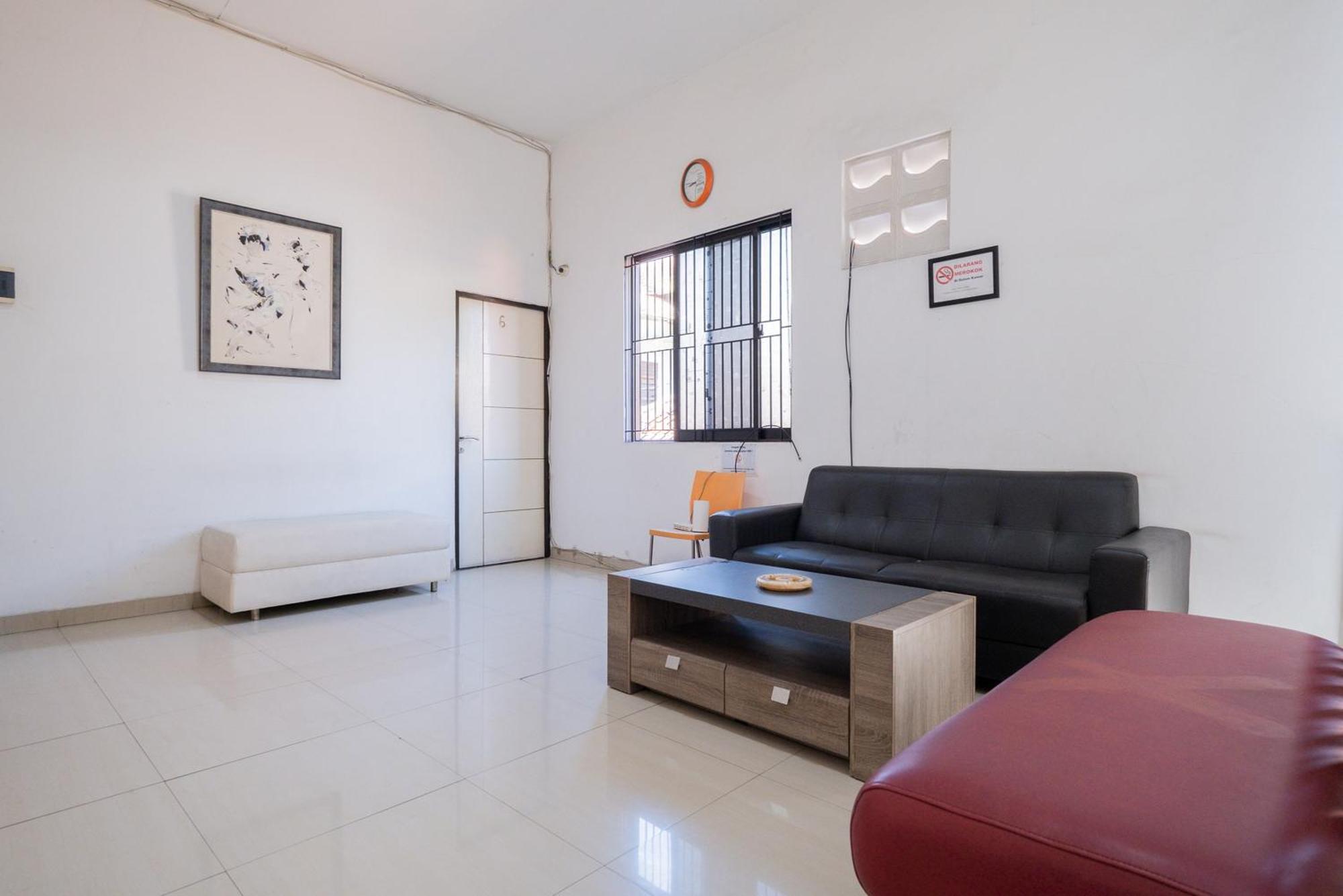 Reddoorz Near Surabaya Town Square Hotel Exterior photo