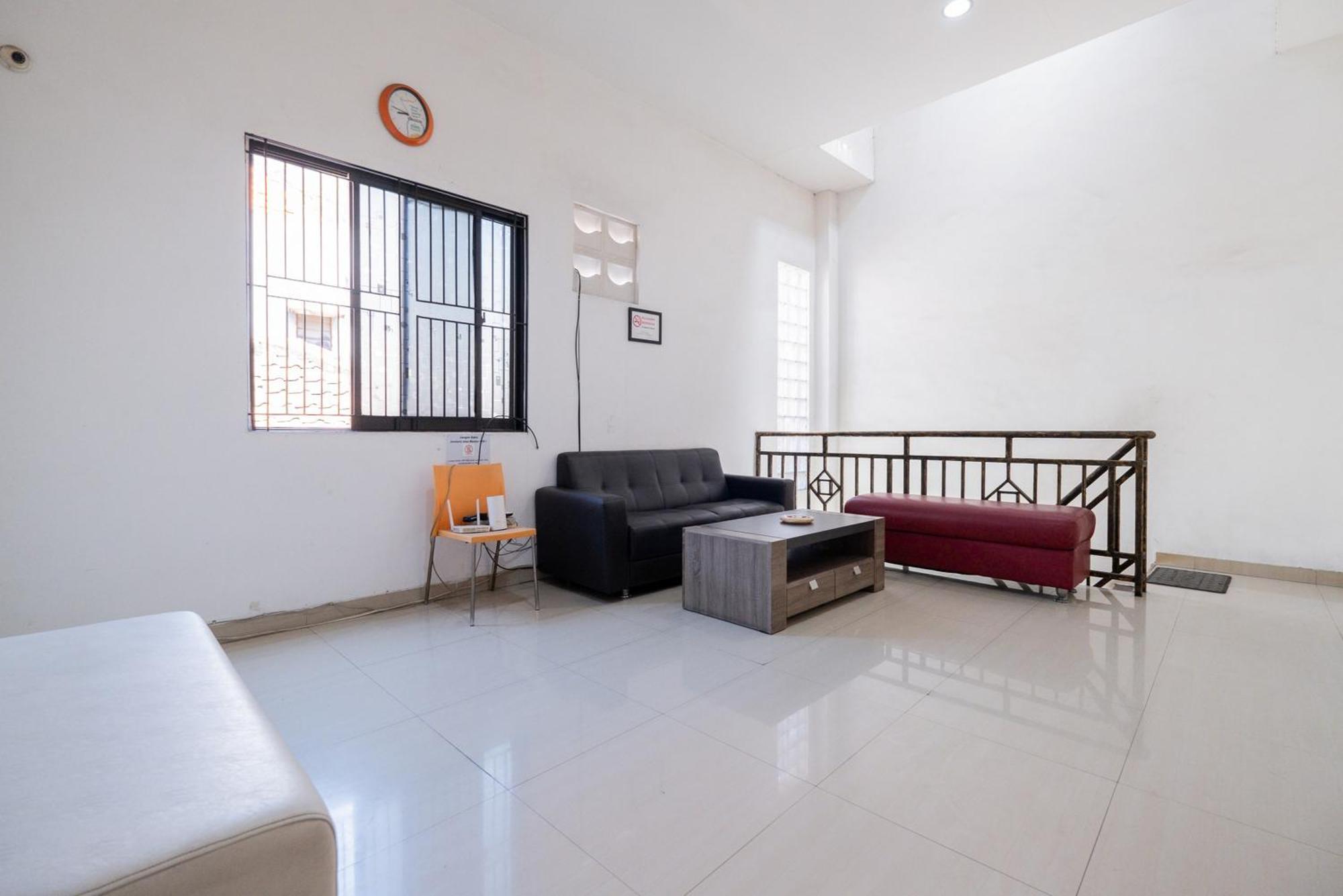 Reddoorz Near Surabaya Town Square Hotel Exterior photo
