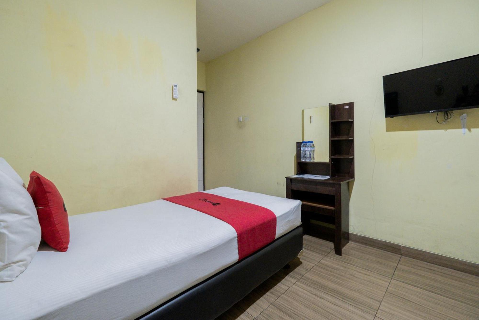 Reddoorz Near Surabaya Town Square Hotel Exterior photo