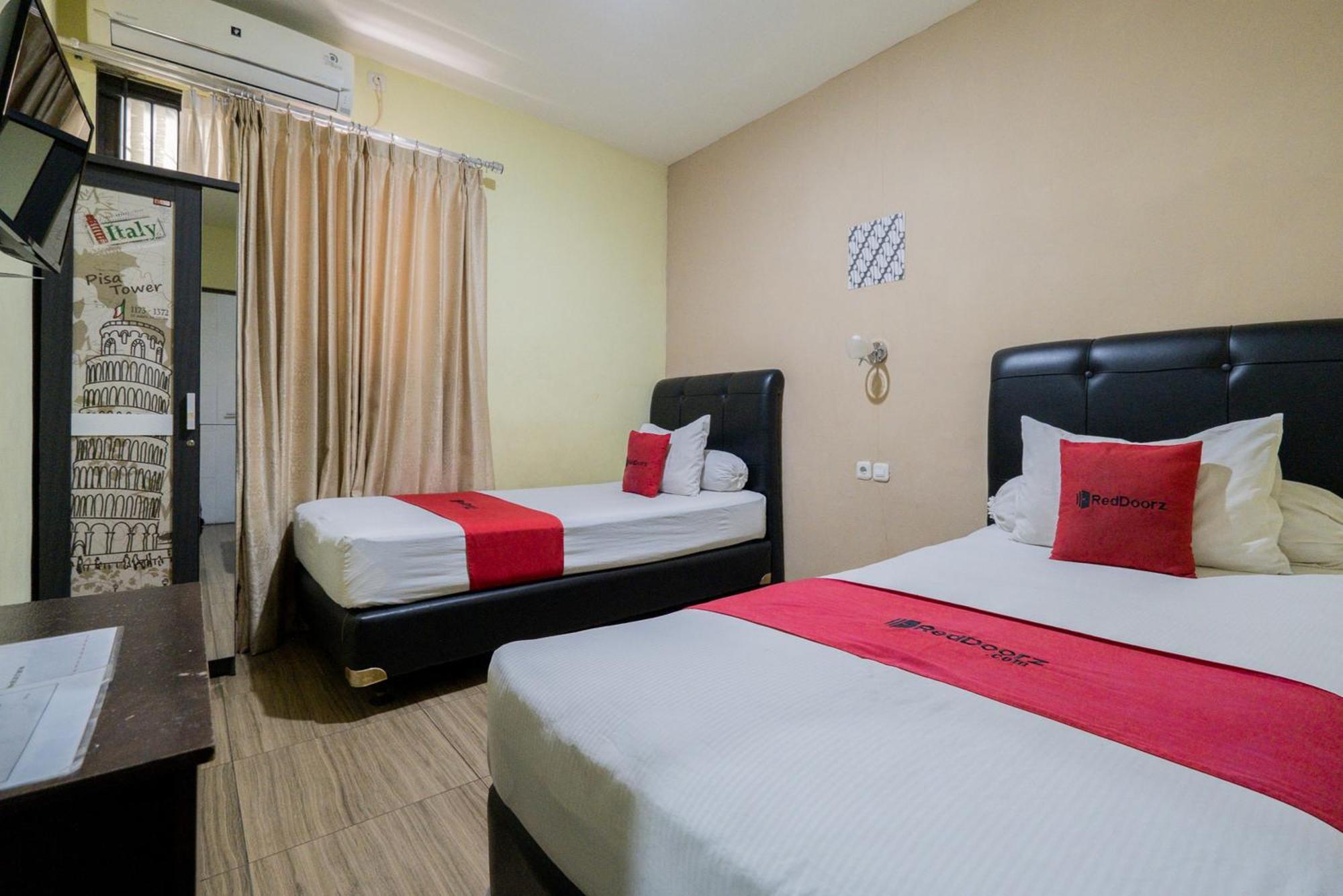 Reddoorz Near Surabaya Town Square Hotel Exterior photo