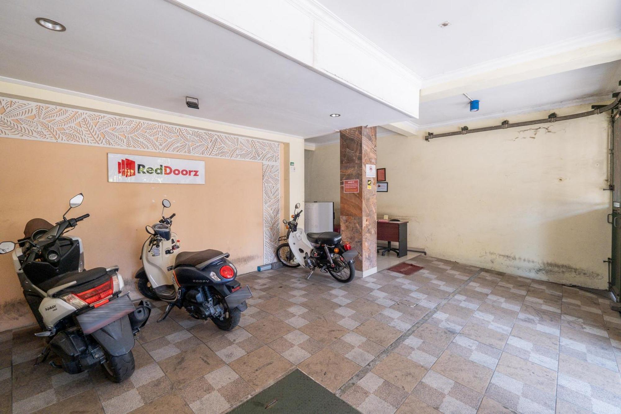 Reddoorz Near Surabaya Town Square Hotel Exterior photo