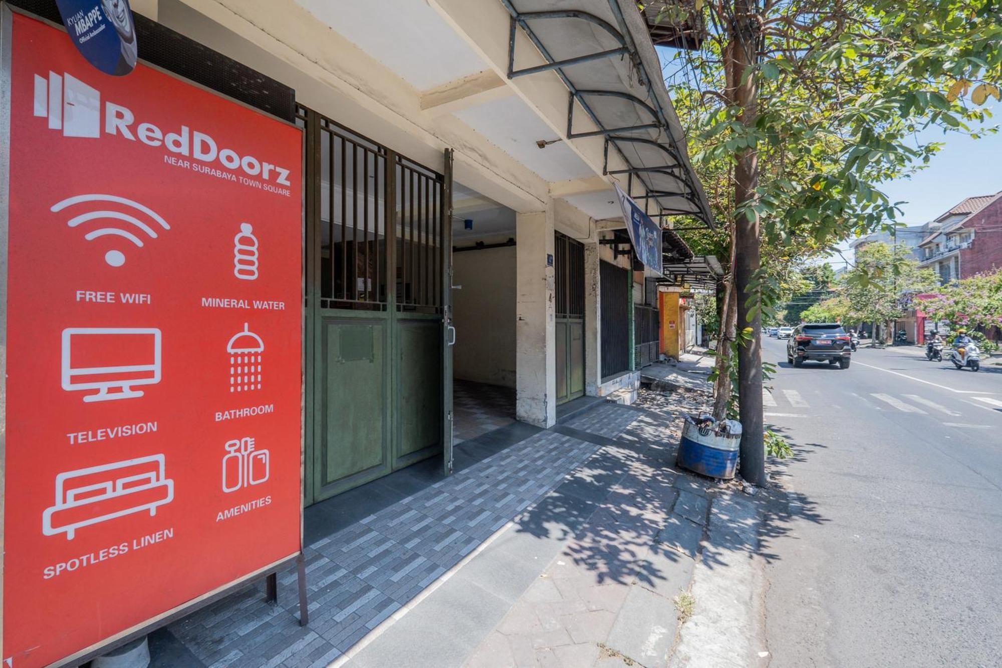Reddoorz Near Surabaya Town Square Hotel Exterior photo