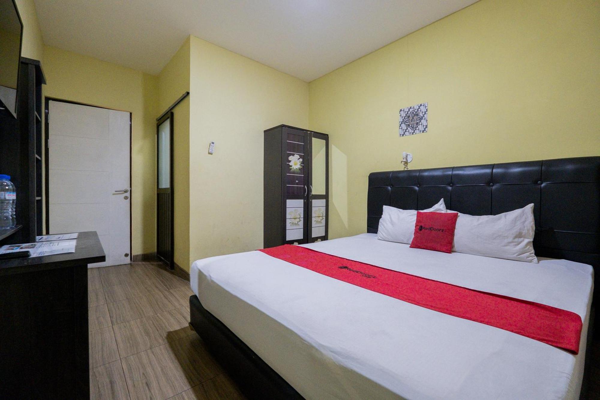 Reddoorz Near Surabaya Town Square Hotel Exterior photo