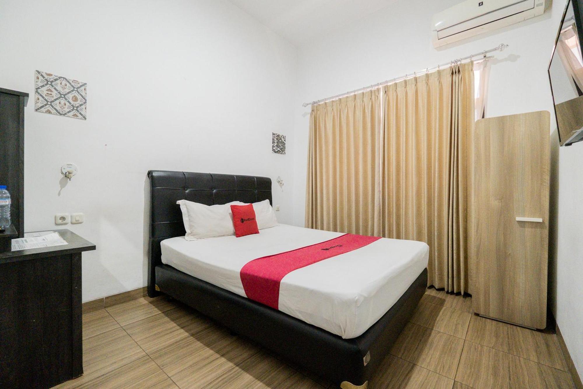Reddoorz Near Surabaya Town Square Hotel Exterior photo
