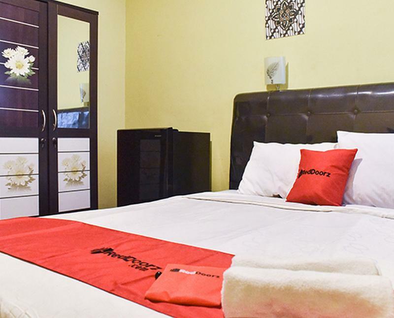 Reddoorz Near Surabaya Town Square Hotel Exterior photo